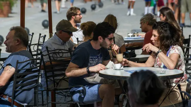 Turistas disfrutan del aire libre en La Habana.