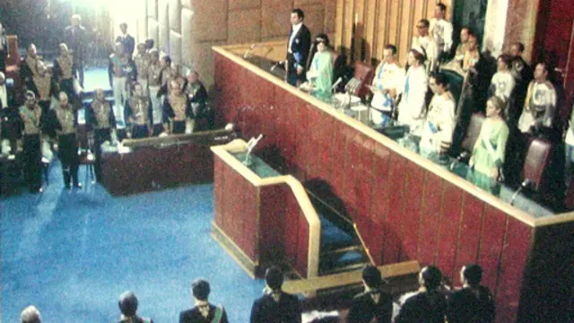 تحکیم موقعیت قوه مجریه و افزایش قدرت شاه به منزله کاهش نقش مجلس در اداره کشور بود