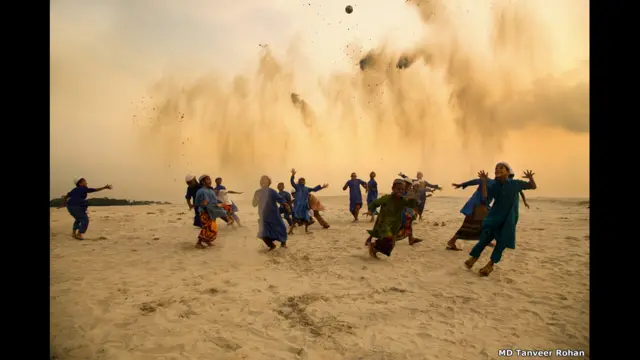 "Playing in Dusty Dusk" karya MD Tanveer Rohan.