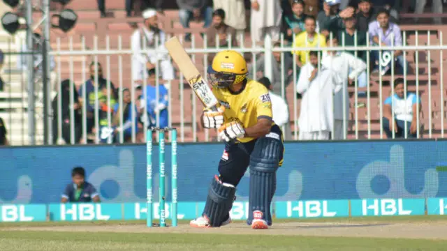 محمد حفیظ نے 35 گیندوں پر سات چوکوں اور تین چھکوں کی مدد سے 59 رنز بنائے