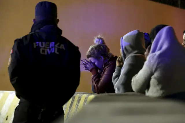 家属在监狱外等待官方消息。