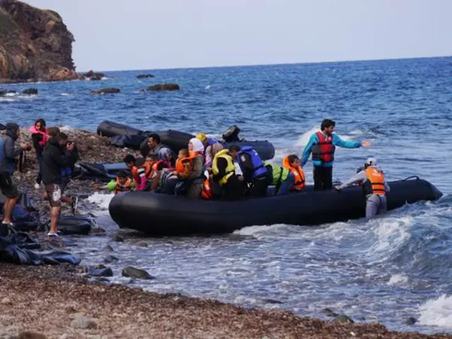 پناه وړونکي په ربړي بېړیو کې د لیسبوس شمالي ساحل ته رسېږي