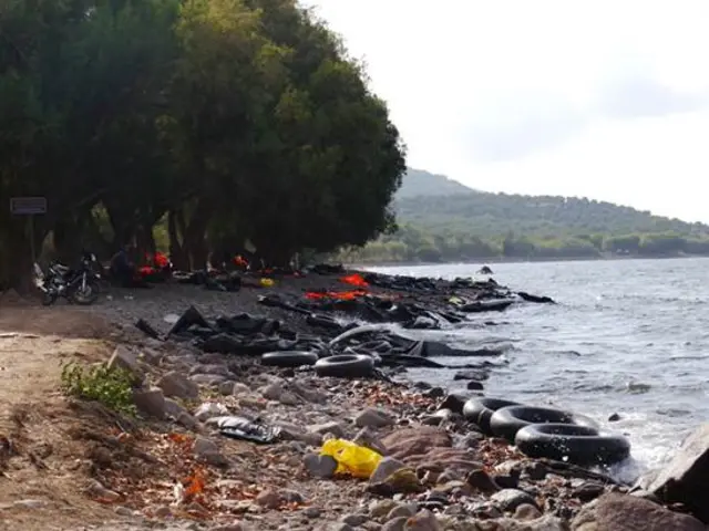 د سیلانیانو استراحتځایونو، مولي وس او سکالا سایکامینیاس تر منځ سیمه کې د ټاپو شمالي غاړه کې ربړي کړۍ، د ژغورنې جاکټونه او پاتې شوې ربړي بېړۍ هرې خوا ته پرتې دي.