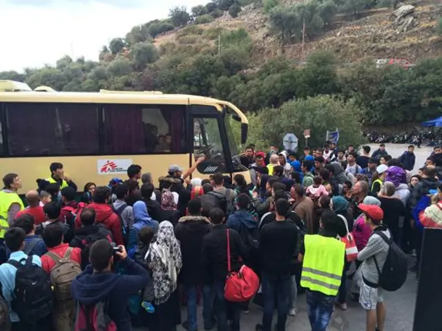 یوه ډله نوي را رسېدلي خلک په سرویس موټرو کې له ساحل نه یو کیلومتر لېرې د هرکلي مرکز ته وړل کېدل