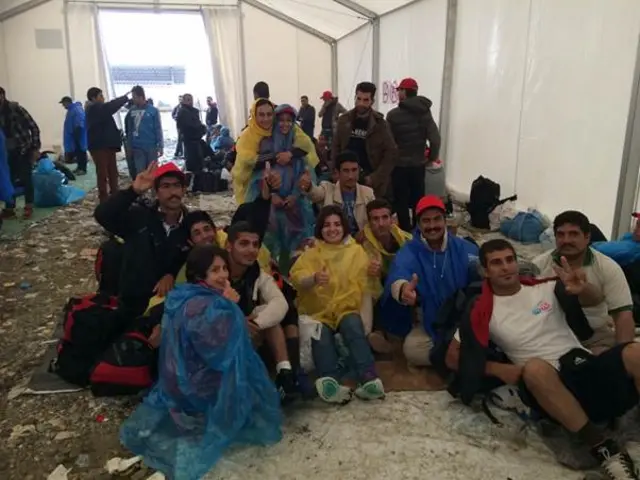 موډي فرېزر له خپلې موقتي ایرانۍ کورنۍ سره د مقدونېې د یوه پنډغالي په یوې خېمې کې