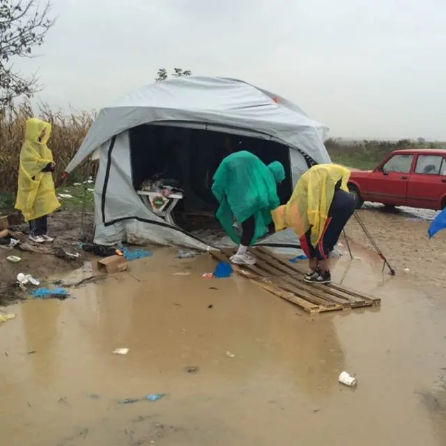 کله چې هغوې د کروییشیا سرحد ته نږدې کېدل کورنۍ هغه تجربه ولیده چې معمولا د کډوالو سفر اسانه کوي