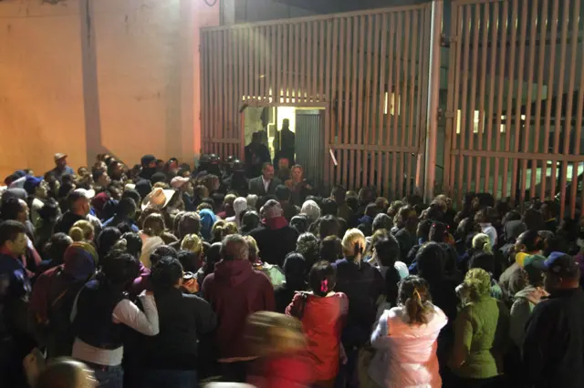 情绪激动的家属围堵在该监狱。