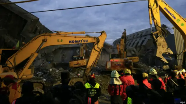 “维冠金龙大楼”倒塌已经超过132小时，现场不时传出腐败的味道