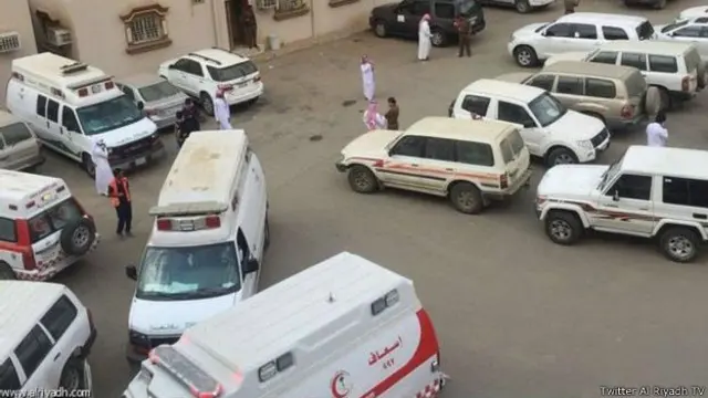 مقامی ذرائع ابلاغ کا کہنا ہے کہ پولیس نے دفتر کا احاطہ بند کر دیا ہے