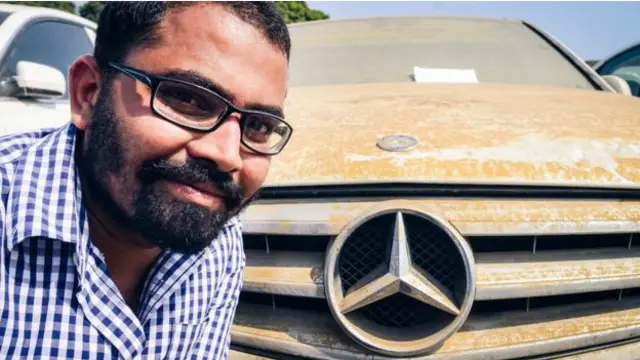 जंबू कुमार यहां मर्सिडीज कार तलाश रहे हैं.