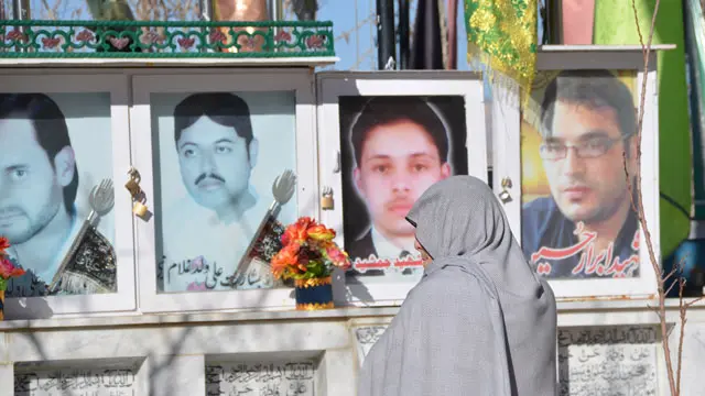 ایک خاتون مری آباد کے قبرستان سے گزر رہی ہیں