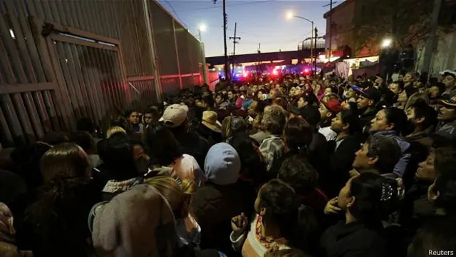 جمعیت زیادی از خویشاوندان زندانیان جادههای اطراف زندان را مسدود کرده و خواستار اطلاعات بیشتر هستند