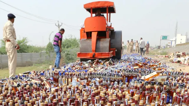 ریات گجرات میں بھی شراب نوشی پر پابندی ہے