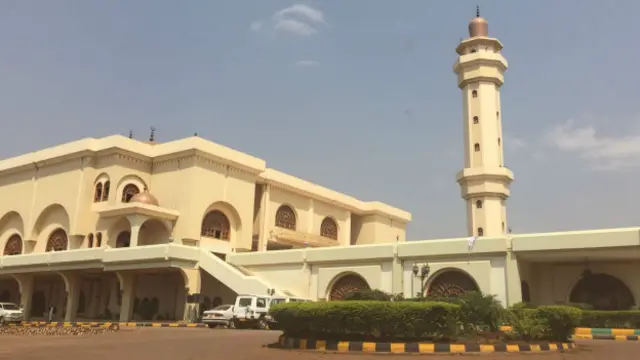 Rais Gaddafi  wa Libya ndiye aliyechangia fedha za kuukamilisha msikiti huo mkubwa