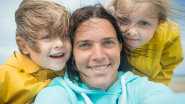 La fotógrafa Marijke Thoen junto a sus dos hijos