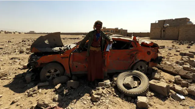يمني دمرت غارة للتحالف سيارته في صنعاء
