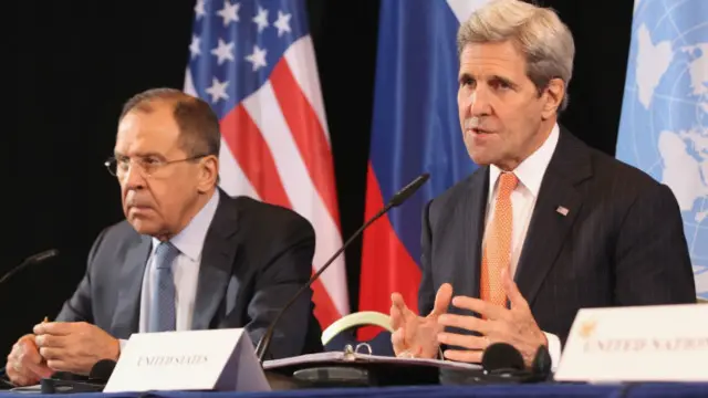 Джон Керри (справа) и Сергей Лавров