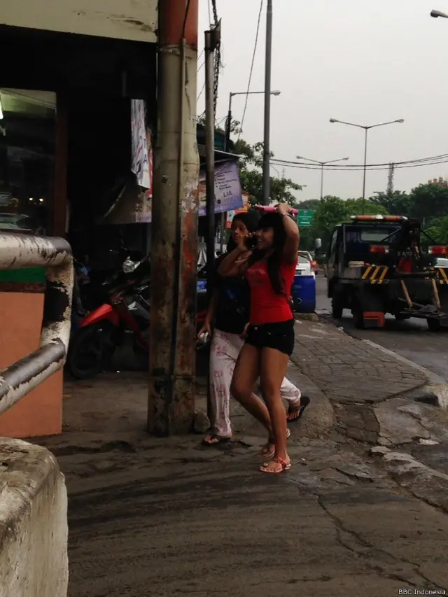 "Ayo mampir, Mas..." Tangannya menunjuk sebuah bangunan lantai dua bercat hijau.