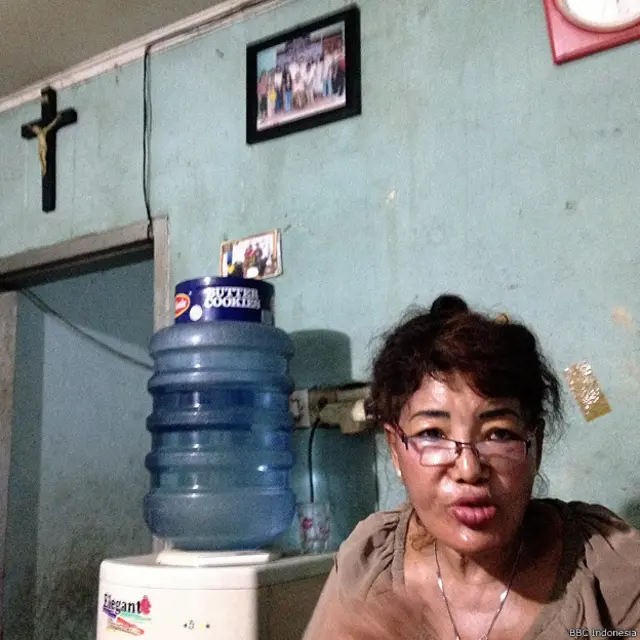 "Tidak setuju!" pekik Mariyamah, yang tinggal di samping jalan menuju komplek Kalijodo, seperti bersaing dengan deru kendaraan di Jalan Pangeran Tubagus Angke, Jakarta Barat.