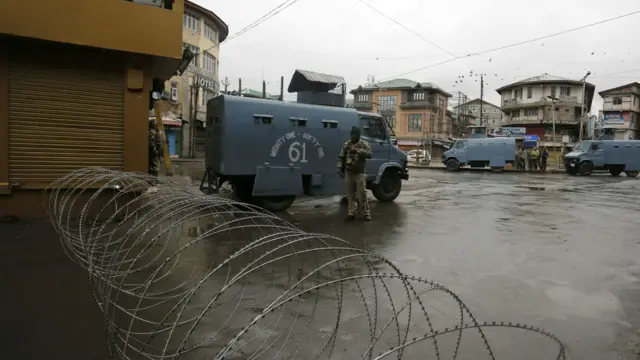 حکومت نے مقبول بٹ کی برسی پر وادی میں کرفیو نافذ کر دیا تھا اور بھاری تعداد میں سکیورٹی دستے شہر کی اہم شاہراوں پر تعینات رہے۔