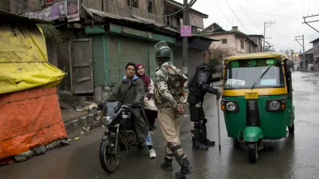 سکیورٹی فورسز شہریوں کی آمدورفت پر نظر رکھے ہوئی تھیں اور اہلکار لوگوں کی تلاشی لیتے رہے۔