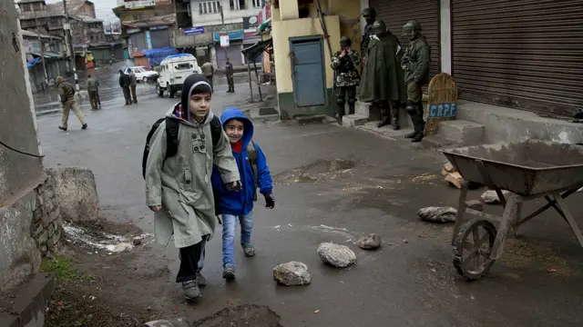 اس دن وادی میں تمام سکول اور تعلیمی ادارے بھی بند رہے۔