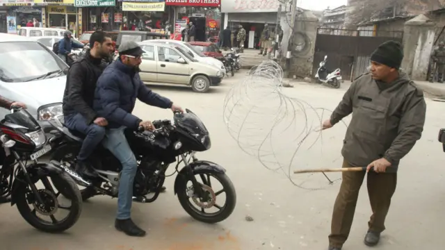 شہروں کو سکیورٹی فورسز کی طرف سے لگائی گئی عارضی چوکیوں اور روکاوٹوں سے گزرنے میں بڑی دشواری اٹھانی پڑی۔