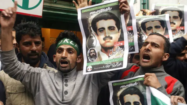 مقبول بٹ کی برسی پر علیحدگی پسندوں نے ہڑتال کی اپیل کر رکھی تھی اور اس موقعے پر لوگوں نے ان کی تصاویر اٹھا کر احتجاج کیا۔