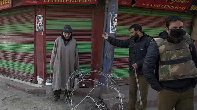 بھارت کی تہاڑ جیل میں مقبول بٹ کو پھانسی دی گئی تھی اور وہیں انھیں دفنا بھی دیا گیا تھا۔ کشمیری آج بھی ان کی لاش واپس کرنے کا مطالبہ کرتے ہیں۔