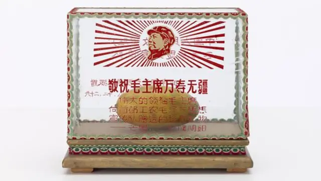 Lồng kính khắc dòng chữ chúc Chủ tịch Mao 'vạn thọ vô cương'