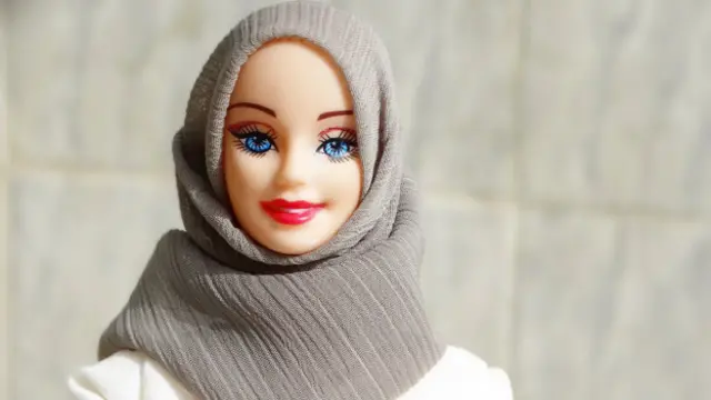 हिजाब पहने हुए बार्बी गर्ल