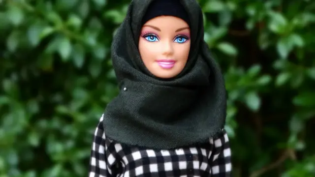 الدمية ترتدي اللون الأسود