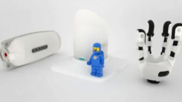 Torres, espera que su proyecto ayude a los niños con miembros amputados a ganar confianza.