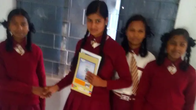 ममता अपने नए स्कूलों में सहपाठियों के साथ.