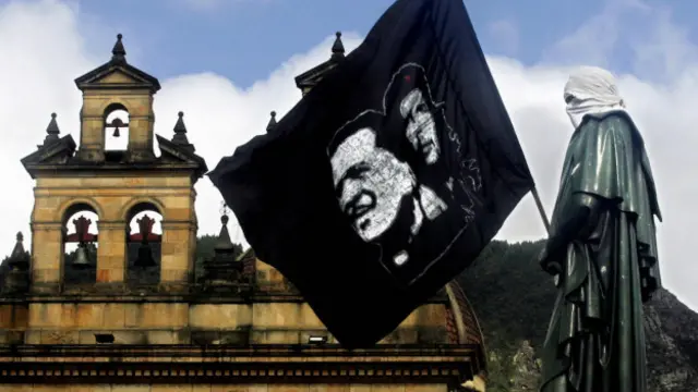 Bandera con imágenes de Camilo Torres y del Che Guevera