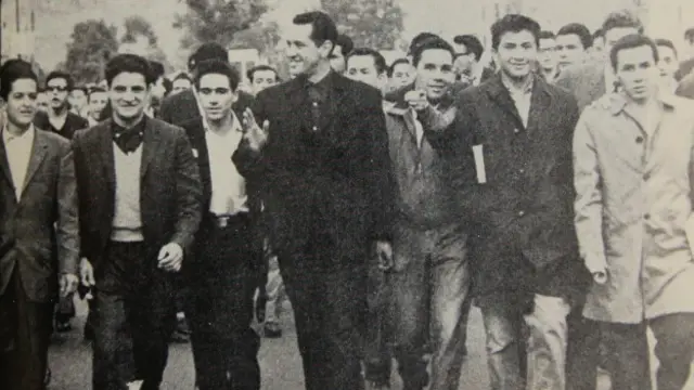 Camilo Torres rodeado de estudiantes