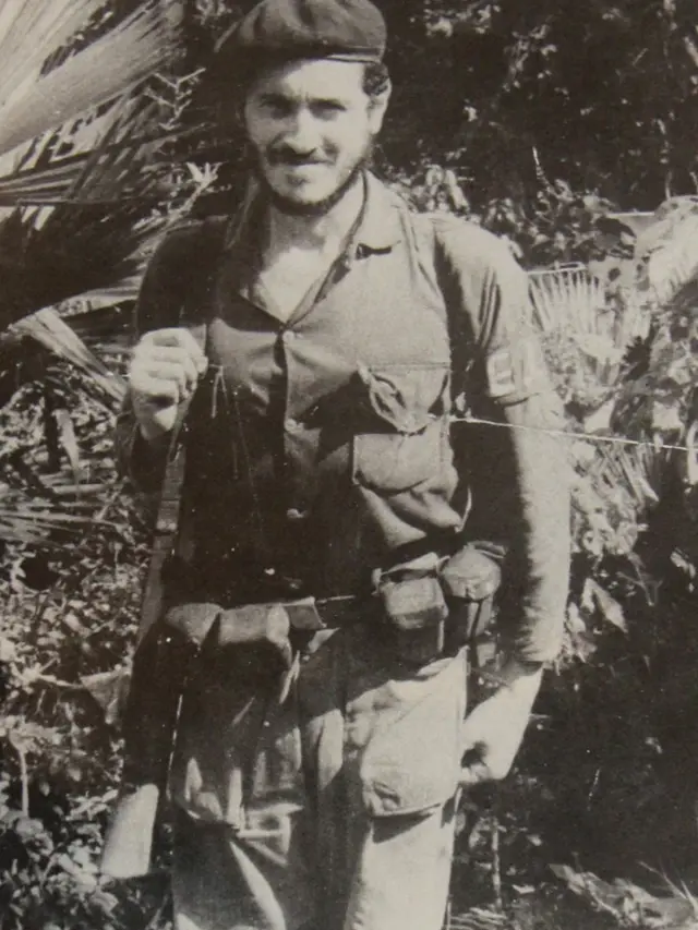 Camilo Torres en uniforme del ELN.