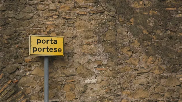 Табличка "Порта Портезе"