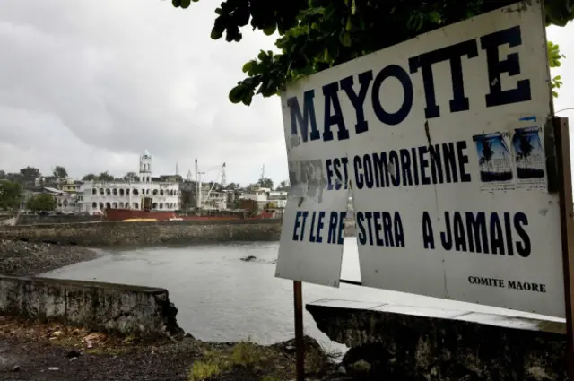 Острови Майотта географічно входять до складу Канарського архіпелагу, що на північний схід від Мадагаскару. Протягом століть на Майотті панували араби. У XIX столітті їх завоював король Мадагаскару, а в 1841 році острови купила Франція