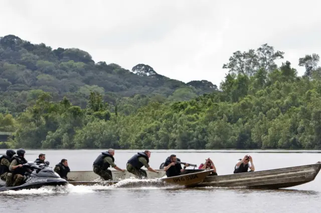У XIX столітті Голландія (яка тоді керувала Суринамом) і Франція домовилися, що межа між Французькою Гвіаною і Суринамом повинна проходити по річці Мороні
