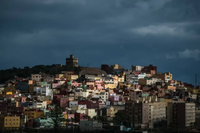 На північному узбережжі Африки лежать два іспанських міста - Сеута і Мелілья. Сеуту спочатку завоювала Португалія, але з 1668 року нею керує Іспанія. Мелілью Іспанія завоювала в 1497 році. Марокко вже багато десятиліть заявляє, що ці два міста - невід'ємна частина її території. Іспанія, зі свого боку, заперечує ці заяви і стверджує, що не збирається навіть обговорювати це питання