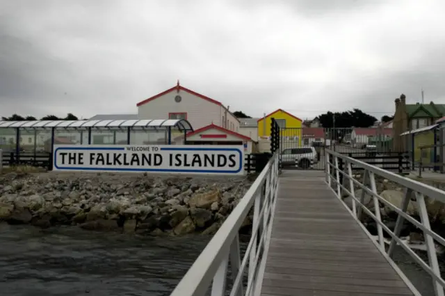 Британія править Фолклендськими островами (населення - трохи менше ніж 3000 людей) з 1833 року. Аргентина приблизно відтоді ж заявляє, що острови належать їй