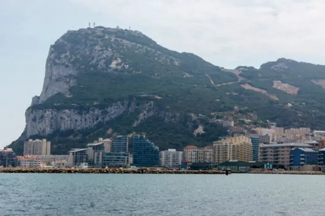 У 1704 році Велика Британія захопила невеликий іспанський острів, названий на честь генерала Таріка ібн Зіяда, який керував завоюванням Іспанії арабськими силами. Його війська почали наступ саме з цього півострова, який вони назвали Джебель-Тарік. Пізніше ця назва трансформувалася у місцевій вимові в Гібралтар