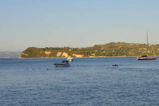 Від моменту проголошення незалежності обох країн Хорватія і Словенія не можуть домовитися про морський кордон у Піранській затоці в Адріатичному морі