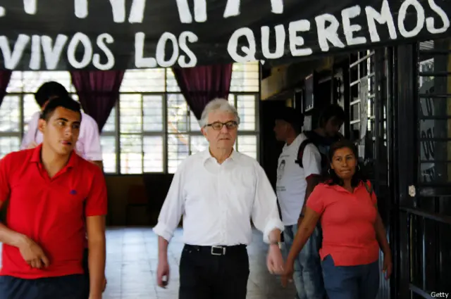 El comisionado para la Política de Derechos Humanos y Ayuda Humanitaria del gobierno alemán Christoph Strässer pidió disculpas a los familiares de los 43 desaparecidos.