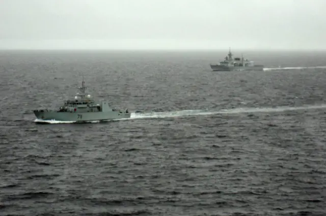 Канада наполягає, що північно-західний морський шлях, який веде з Атлантичного океану в Тихий і проходить між канадськими островами в Арктиці, входить у її територіальні води, у той час як США розглядають його як міжнародну протоку і час від часу надсилають туди свої військові кораблі. У відповідь Канада почала будувати військові бази на своїх арктичних територіях