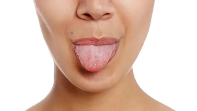 Una persona sacando la lengua
