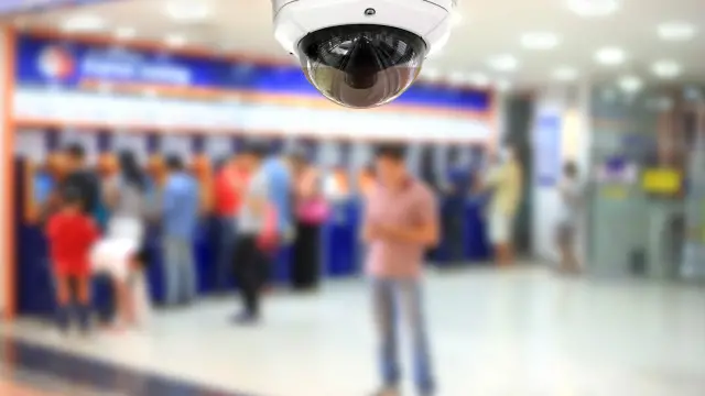 Камеры слежения и данные, которые можно получить из носимых устройств, не оставляют нам шансов остаться незамеченными в торговых центрах