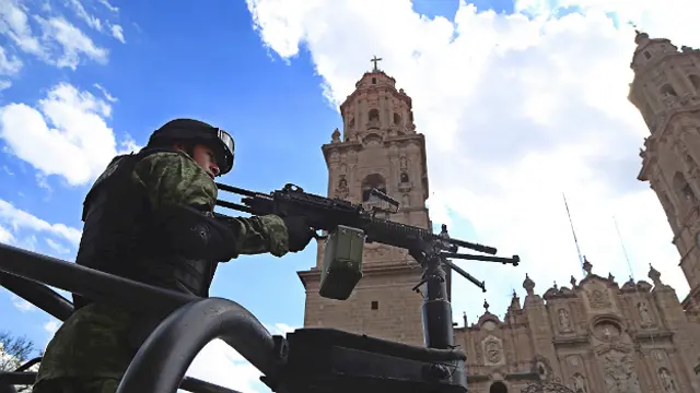 Iglesia en México custodiada por un soldado