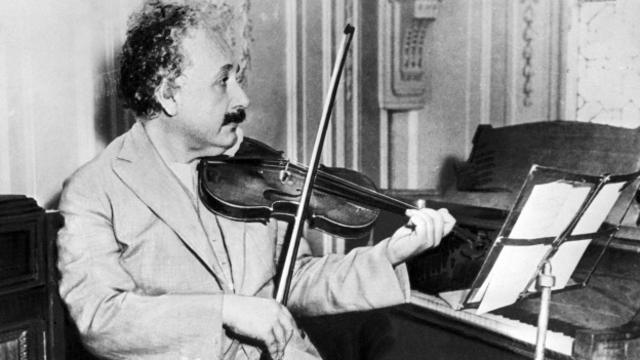 Einstein tocando el vioín